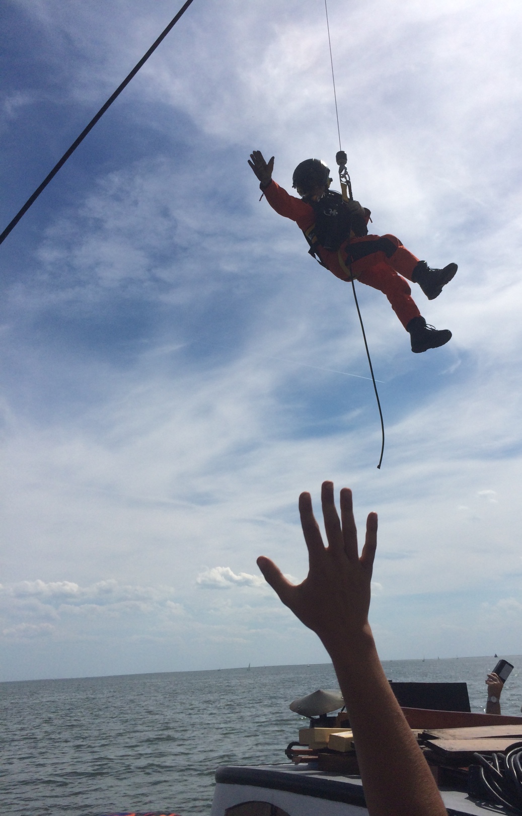 mini Hand zum Abschiedsgruss nach erfolgreicher SAR Übung auf einem Plattbodenschiff auf dem Ijsselmeer vor Lemmer