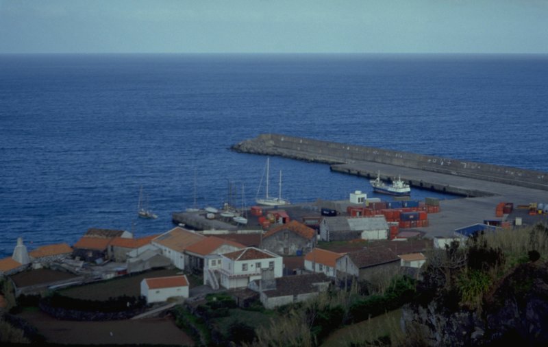 Datei:Lajes, Flores - Hafen.jpg