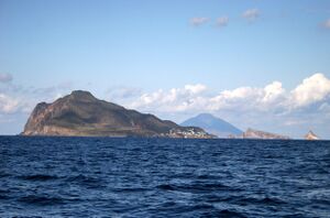Äolische Inseln - Panarea mit Stromboli im Hintergrund.jpg