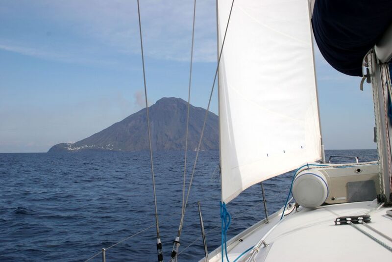 Datei:Äolische Inseln - Stromboli - Ansteuerung.jpg