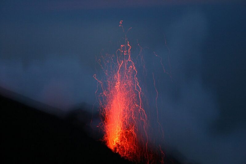Datei:Äolische Inseln - Stromboli - Eruption.jpg