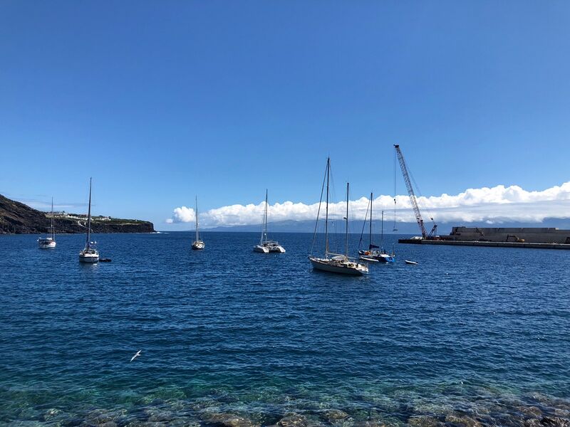 Datei:Ankerfeld vor der Marina Velas.jpg