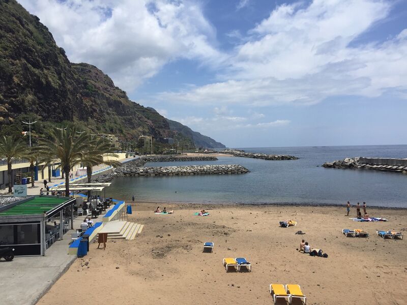 Datei:Badebucht Calheta.jpg