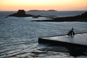 Blick von der stadtmauer von saint-malo.jpg