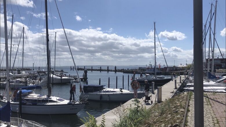 Hafeneinfahrt und Gastlieger-Hafen in Damp