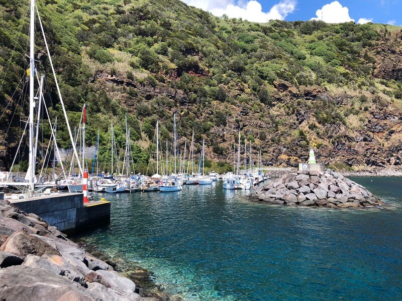 Datei:Einfahrt Marina Velas.jpg