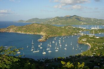English Harbour mit Nelson Dock Yards, dahinter Falmouth Harbour Blick von Shirley Heights in westl. Richtung - Quelle: Martin Kalus - http://sailintensive.com