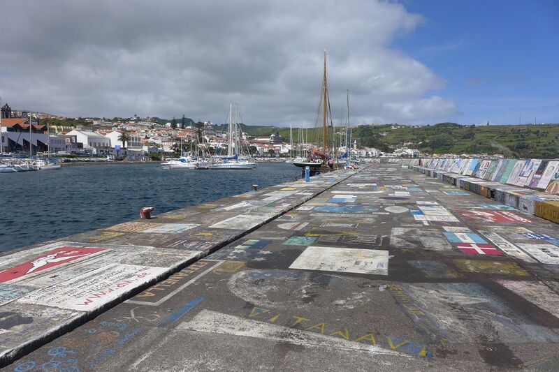 Datei:Faial horta marina 2.jpg