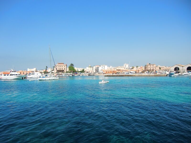 Datei:Hafen Favignana.JPG