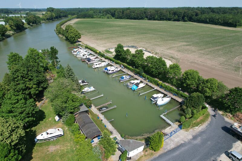 Datei:Hafenbecken yachtclub-tomberge.jpg