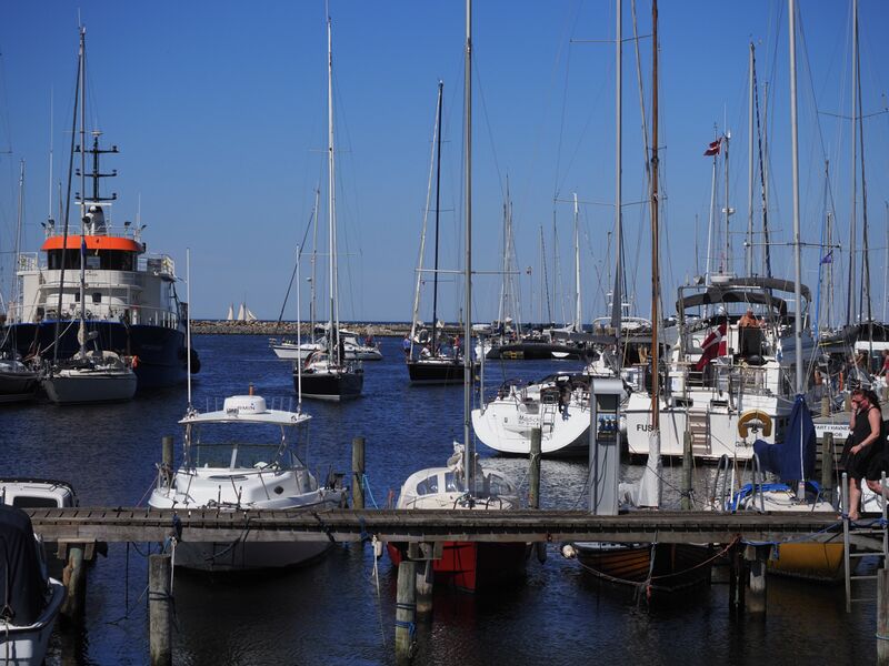 Datei:Hafeneinfahrt mit Parkplatzsuchverkehr.jpg