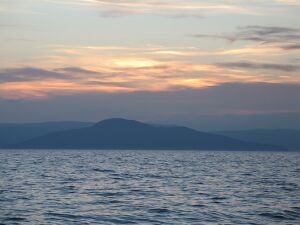Holy Island mit Arran.JPG