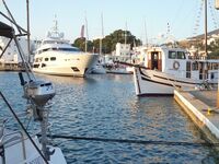 Mega Yacht als Windschutz vor dem nördl. Kai, links der Yacht liegt der Fähranleger