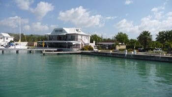 Jolly Harbour, Einklarierungspier mit gelber Flagge! - Quelle: Martin Kalus - http://sailintensive.com