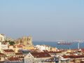 Blick vom Elevador Santa Justa auf die Sé (Kathedrale) und den Tejo