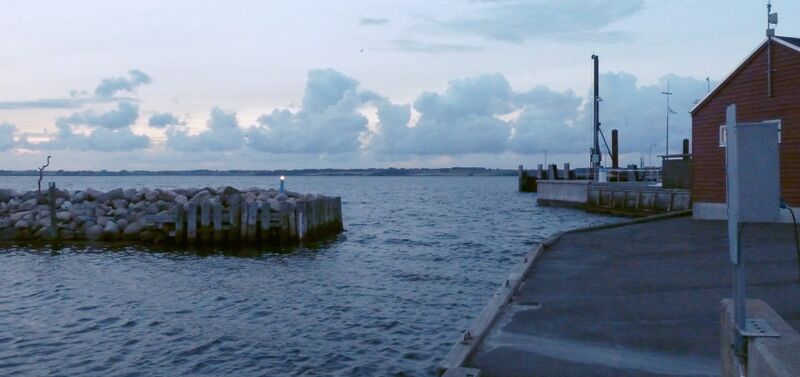 Datei:Lyoe marina entrance.jpg