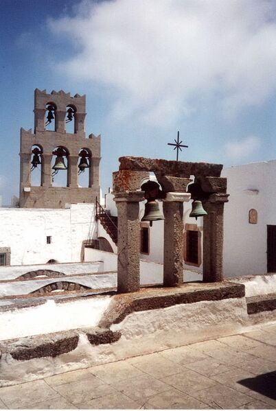 Datei:Patmos glockentuerme.JPG