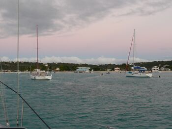 Road Bay, Anguilla - Blaues Gebäude mit Steg im Vordergrund, hier wird ein- und ausklariert - Quelle: Martin Kalus - http://sailintensive.com