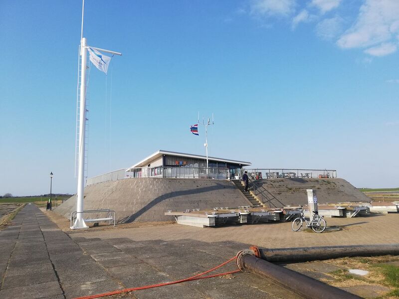 Datei:Schiermonnikoog Hafengebaeude.jpg