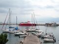 Loutraki, Blick über Schwimmsteg auf Fähranleger