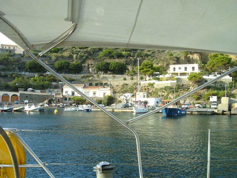 Datei:Ustica Hafen Marina.jpg