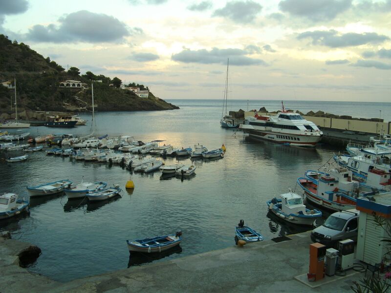 Datei:Ustica Hafen Südteil.jpg